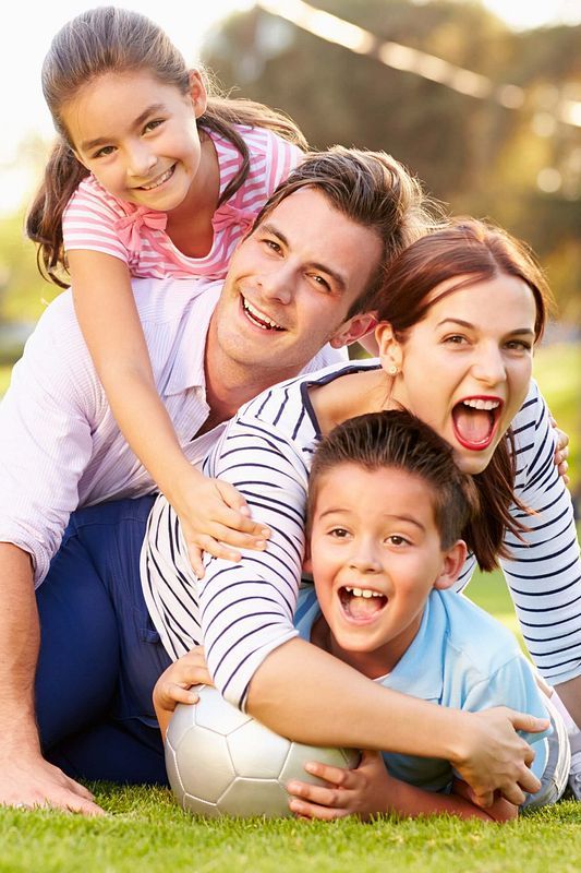 Família compartilhando um momento de afeto